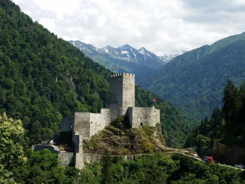 قلعة زيل وشلال بالوفيت